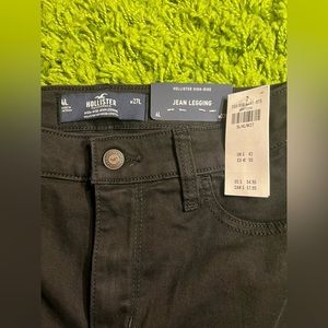 Black non ripped women’s hollister jeggings new with tags